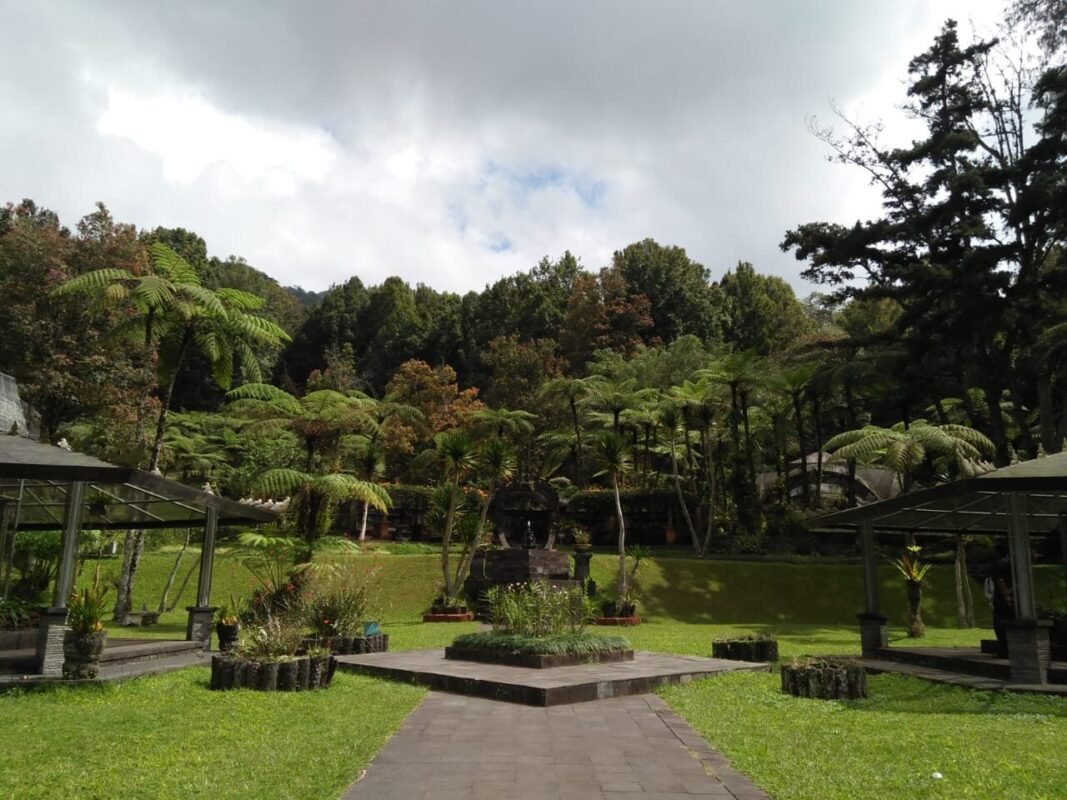 KEBUN RAYA BALI oleh IMROATIN HASANA