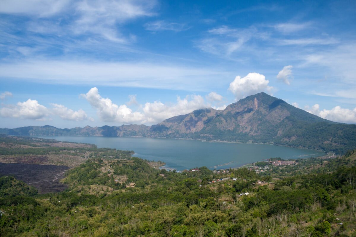 File:Lake Batur & Mount Abang 2013-11-10 (10849153196).jpg